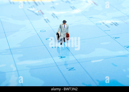 Miniatur-Familie auf Reisen Stockfoto