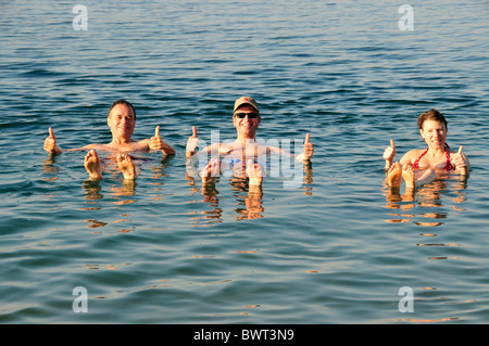 Touristen, Daumen nach oben, im Toten Meer in der Nähe von Suwaymah, Jordanien, Naher Osten, Orient Stockfoto