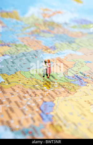 Miniatur-Mann auf Karte Stockfoto