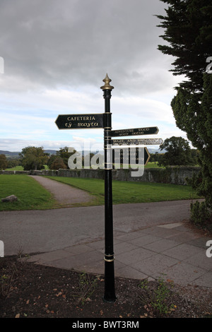 Wegweiser in Bodelwyddan Schlosspark. Stockfoto