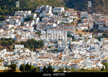 Ojen, Provinz Malaga, Spanien. Typisch weiß getünchten Dorf im Hinterland der Costa Del Sol. Stockfoto
