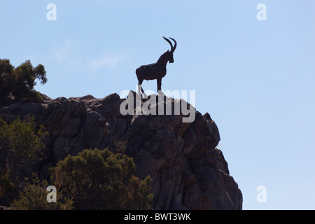 Denkmal für Cabra Hispanica, spanische Bergziege am Mirador de Puerto Rico, Ojen, Provinz Malaga, Spanien. Stockfoto