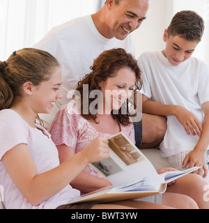 Lächelnd hispanischen Familie Fotoalbum zusammen betrachten Stockfoto