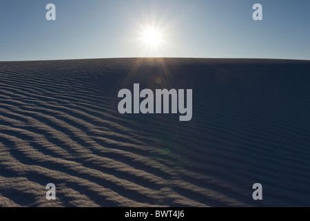 Sonne scheint über den weißen Gips Sanddünen im White Sands National Monument in Alamogordo, New Mexico, USA. Stockfoto