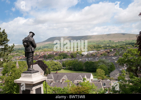 Kriegerdenkmal in Clitheroe einer Kleinstadt im Norden Englands mit einer kleinen Norman Bergfried in der Mitte der Stadt Stockfoto