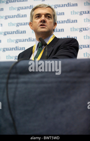 Secretary Of State for Energy and Climate Change, MP Chris Huhne reagiert während einer Podiumsdiskussion über Politik nach der Stockfoto