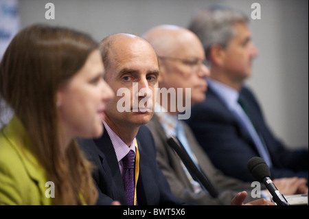 Labour MP Lord Andrew Adonis reagiert während einer Podiumsdiskussion über Politik nach der Wahl, gesponsert von the Guardian Stockfoto
