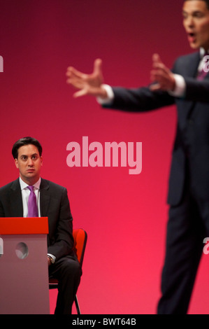 Als neu gewählte Labour-Chef und seinem jüngeren Bruder, Ed Miliband, blickt auf David Miliband hält eine Rede an die Delegierten Stockfoto