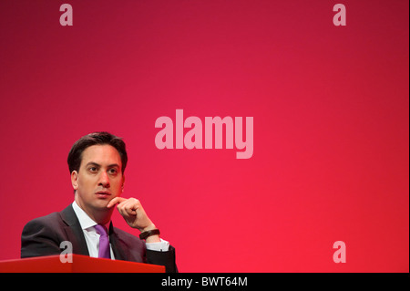 Neu Labour-Chef Ed Miliband reagiert in einer Rede im Herbst Arbeitskonferenz in Manchester am 27. September 2010 gewählt. Stockfoto