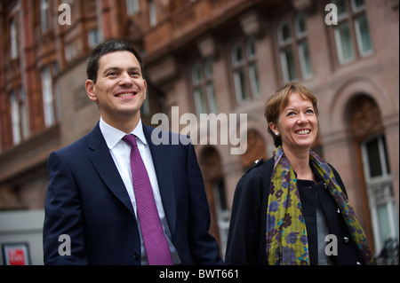 David Miliband und seine Frau kommen bei der Arbeitskonferenz in Manchester am 27. September 2010. Stockfoto