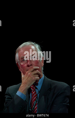 MP Michael Meacher erwägt eine Rede an die Labour-Parteitag in Manchester am 27. September 2010. Stockfoto