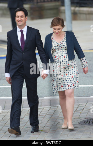 Ed Miliband und Partner Justine Thornton kommen für seinen Kapitän Rede zu Delgates während die Labour-Parteitag in Stockfoto