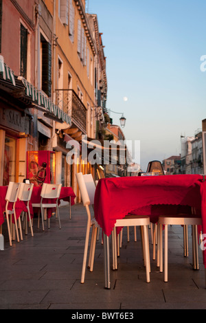 Café-Tischen draußen auf der Straße in Via Giuseppe Garibaldi in Venedig. Stockfoto