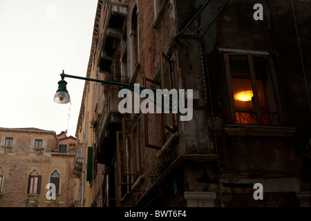 Die ersten Lichter angehen im Viertel von Castello Venedig kurz nach Sonnenuntergang Stockfoto