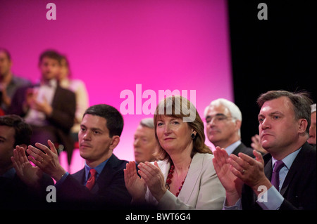 David Miliband, Harriet Harman und Ed Balls hören Ed Miliband Adresse Delgates mit seinem Führer Rede während der Arbeit Stockfoto