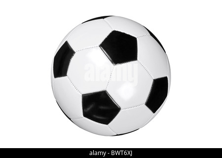 Foto von weißen und schwarzen Leder Fußball- oder Fußball Ball isoliert auf weißem Hintergrund mit Clipping-Pfad mit dem Zeichenstift-Werkzeug gemacht. Stockfoto