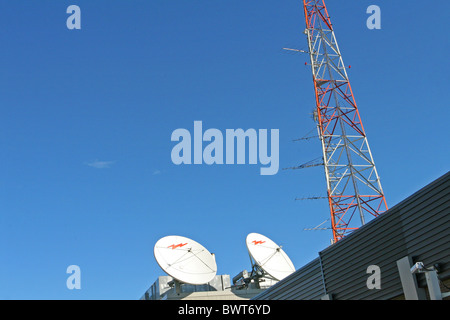 Kommunikation Satellitenschüsseln und Turm Stockfoto