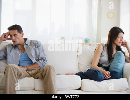 Wütend Mischlinge paar beim Argument auf sofa Stockfoto