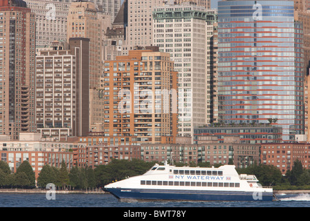 NY Waterway ferry "Bravest" auf dem Hudson River mit Manhattan Gebäude im Hintergrund in New York City. Stockfoto