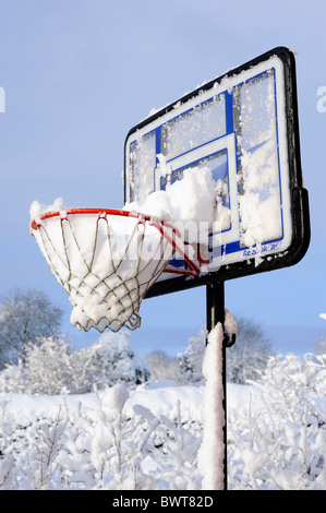 Schwerer Sturz von Schnee füllt eine außen Basketballkorb Stockfoto