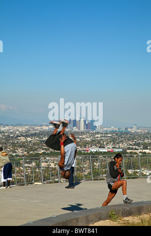 Training mit im Hintergrund die Skyline der Innenstadt. Baldwin Hills Scenic Overlook Staatspark, Culver City Stockfoto