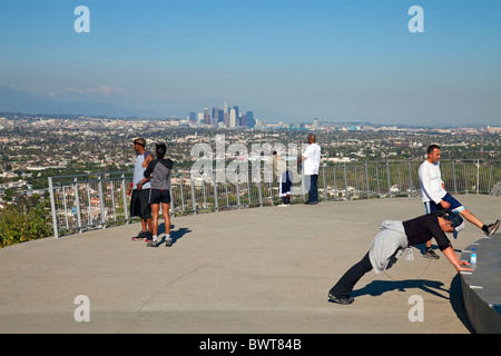 Training mit im Hintergrund die Skyline der Innenstadt. Baldwin Hills Scenic Overlook State Park, Culver City, Stockfoto