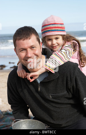 Vater und Tochter gemeinsam Spaß am Strand Stockfoto