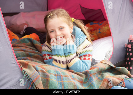 Junges Mädchen im Zelt im Camping Urlaub entspannend Stockfoto