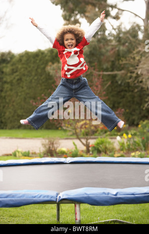 Junge spielt auf Trampolin Stockfoto