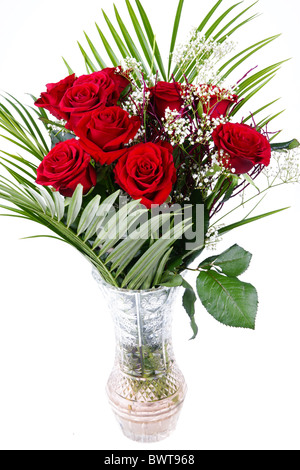 Bouquet von frischen Rosen in Kristallvase auf weißem Hintergrund Stockfoto