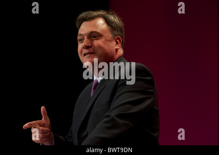 Ed Kugeln befasst sich mit Delgates, die Teilnahme an den Labour-Parteitag in Manchester am 29. September 2010, der vorletzte Tag des Stockfoto