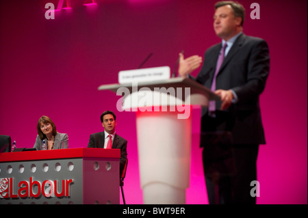 Labour-Chef Ed Miliband und MP Harriet Harman blicken auf als Ed Kugeln Adressen Delgates Teilnahme an den Labour-Parteitag in Stockfoto