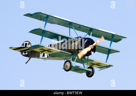 Fokker Dreidecker DR 1 WW 1 Ebene, in der Luftwaffe Farben ein Flypast in Duxford Flying Legends Airshow Stockfoto