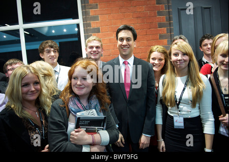 Neu gewählten Labour-Chef, die Ed Miliband Schüler vor der Aula der Labour-Parteitag in Manchester auf grüßt Stockfoto