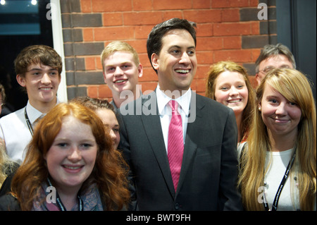 Neu gewählten Labour-Chef, die Ed Miliband Schüler vor der Aula der Labour-Parteitag in Manchester auf grüßt Stockfoto