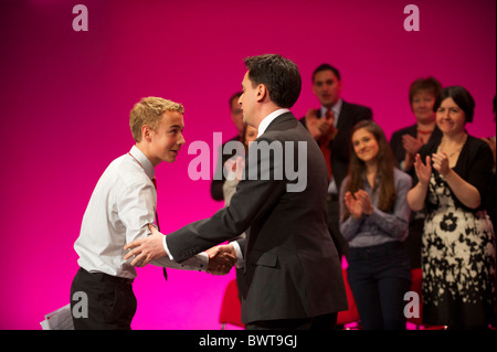 Ed Miliband grüßt,    , der jüngste eingetragene Labor verschoben auf den Labour-Parteitag in Manchester am 29. September Stockfoto