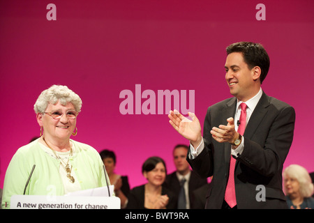 Ed Miliband grüßt    , ein 77 Jahre alt, die nur mit der Labour Party bei den Labour-Parteitag in Manchester registriert Stockfoto