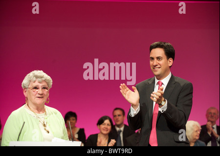 Ed Miliband grüßt    , ein 77 Jahre alt, die nur mit der Labour Party bei den Labour-Parteitag in Manchester registriert Stockfoto