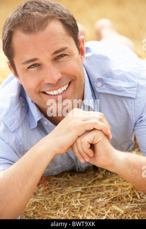Porträt des Mannes legen im Sommer geerntet Feld Stockfoto