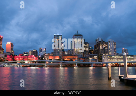 Blick auf die Skyline von Brisbane in der Abenddämmerung über den Brisbane River aus Southbank. Stockfoto