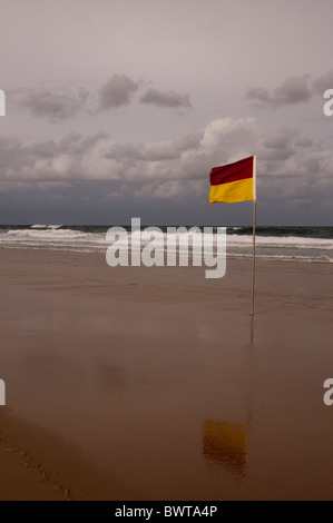 Surf Lifesaving Flagge am Strand von Surfers Paradise. Stockfoto