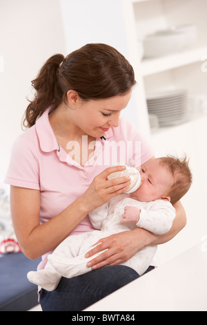 Mutter die Flasche Baby Boy zu Hause Stockfoto