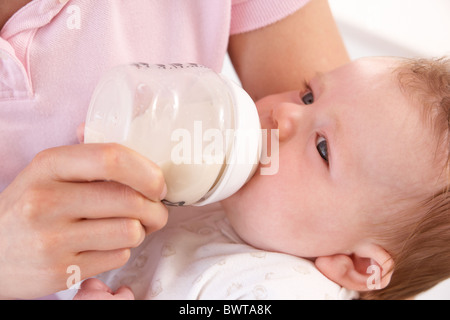 Mutter die Flasche Baby Boy zu Hause Stockfoto