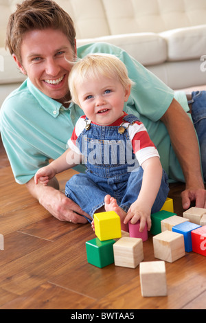 Vater und Sohn spielen mit farbigen Blöcke zu Hause Stockfoto