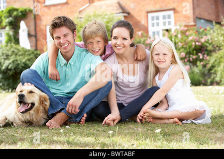 Familie Zusammensitzen im Garten Stockfoto