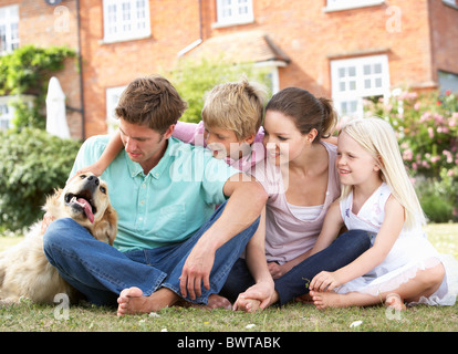 Familie Zusammensitzen im Garten Stockfoto