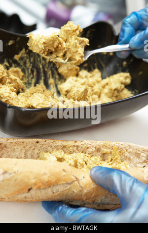Nahaufnahme von Händen Vorbereitung Sandwich im Café Stockfoto