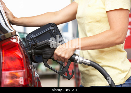 Detail der weiblichen Autofahrer Auto mit Diesel an der Tankstelle Befüllen Stockfoto