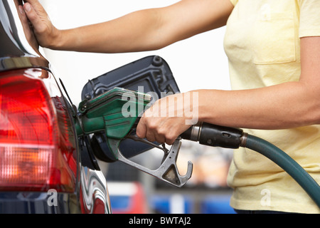 Detail der weiblichen Autofahrer Auto mit Benzin an der Tankstelle Befüllen Stockfoto