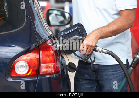 Detail der männlichen Autofahrer Auto mit Diesel an der Tankstelle Befüllen Stockfoto